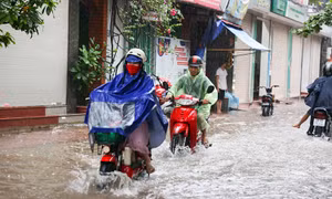 Nhiều khu vực của Hà Nội ngập sau cơn mưa lớn