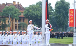 Lễ treo cờ rủ Quốc tang để tưởng nhớ Tổng Bí thư Nguyễn Phú Trọng tại quảng trường Ba Đình