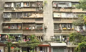 'Chuồng cọp' vây kín chung cư cũ ở TP Hồ Chí Minh
