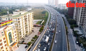Người dân hối hả trở lại Hà Nội sau nghỉ Tết, cửa ngõ phía nam ùn ứ kéo dài
