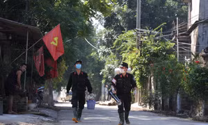 Cảnh sát cơ động giúp người dân Nam Phương Tiến dọn vệ sinh sau lũ