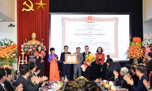 Báo Nhân Dân cuối tuần kỷ niệm 35 năm ra số đầu tiên