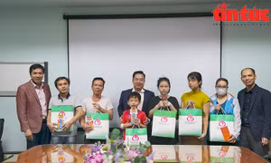 Ngân hàng Chính sách xã hội tặng quà cho bệnh nhi dịp Tết Nguyên đán 2024