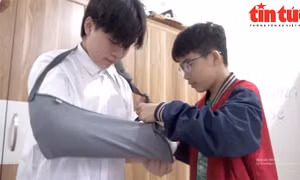 Học sinh dự thi vào lớp 10 bị gãy tay làm bài như thế nào ?