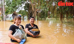 Người dân thôn Bùi Xá vất vả sống trong ngập lụt