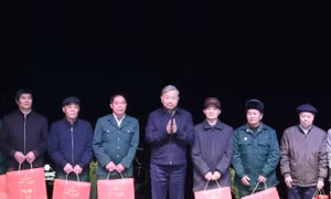 Tổng Bí thư Tô Lâm thăm, tặng quà nhân dân các dân tộc ở Hà Giang