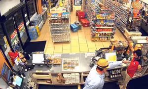 Dùng tay giả súng cướp cửa hàng tiện lợi 7-Eleven