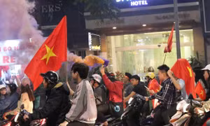 Cổ động viên đốt pháo sáng ăn mừng chiến thắng của đội tuyển U23 Việt Nam