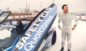 Clip diễn viên Orlando Bloom lao thẳng xe đua vào tường