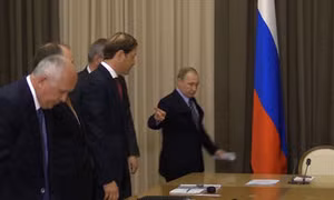 Ông Putin nhắc khéo Phó Thủ tướng sửa cà vạt