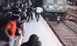 Khiếp vía cô gái trẻ đâm sầm vào đầu tàu hỏa đang lao tới