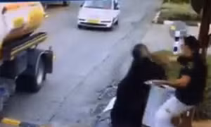 Người phụ nữ rút dao đâm nhân viên an ninh Israel