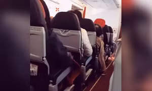 Xem video máy bay AirAsia rung lắc như máy giặt, hành khách sợ phát khóc