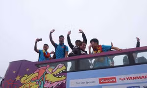 Các cầu thủ đội tuyển U23 Việt Nam di chuyển trên xe buýt 2 tầng về Hà Nội