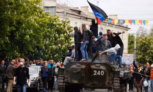 Dân thường Mariupol tay không chặn xe bọc thép Ukraine