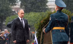 Tổng thống Nga Putin tưởng niệm Chiến sỹ Vô danh dưới mưa tầm tã