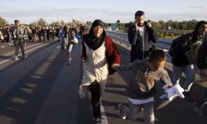 Người tị nạn ném đá cảnh sát Hungary để sang Đức