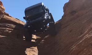 'Nín thở' xem xe jeep đi xuống dốc gần như thẳng đứng