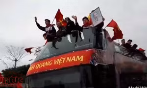 Người dân Hà Nội đứng dọc bên đường đợi đội tuyển U23 Việt Nam 