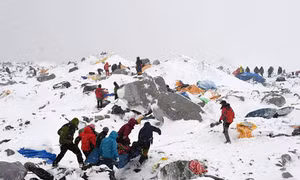 Kinh hoàng cảnh lở tuyết do động đất Nepal