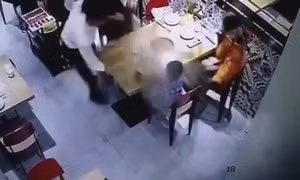 Trượt chân ngã, nhân viên phục vụ làm đổ cả nồi lẩu nóng vào bé trai