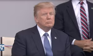 Tổng thống Trump 'mặt lạnh' khi xem quân nhạc Pháp biểu diễn