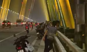 Vi phạm giao thông do tự ý dừng đỗ để chụp ảnh trên cầu Nhật Tân
