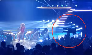 Fan cuồng bật 'san tô' định tấn công Britney Spears ngay trên sân khấu