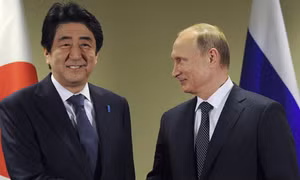 Thủ tướng Nhật chạy nhanh tới bắt tay ông Putin