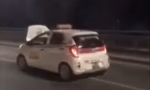 Vụ taxi mở nắp capo ‘đánh võng’ trên cầu Nhật Tân: Thu bằng lái 2 tháng