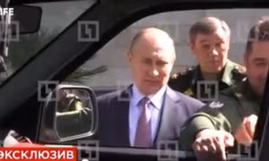 Ông Putin không nhịn được cười vì cấp dưới hấp tấp