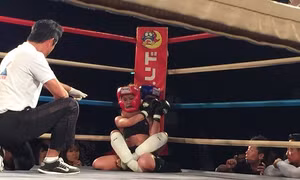Võ sĩ nhí 12 tuổi siết cổ hạ đo ván đối thủ MMA gấp đôi tuổi