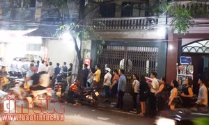 Người dân xếp hàng dài mua bánh Trung Thu Bảo Phương, phố Thụy Khuê thành điểm ùn tắc 