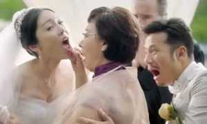 Xe sang Audi bị 'ném đá' vì quảng cáo mẹ chồng khám con dâu trong ngày cưới