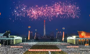 Thử tên lửa ICBM xong, Triều Tiên rộn ràng trong pháo hoa và dân vũ