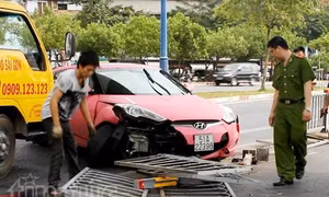 'Xế hộp' mất lái đâm đổ dải phân cách