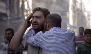 Ông bố Aleppo phát điên bên thi thể con trai