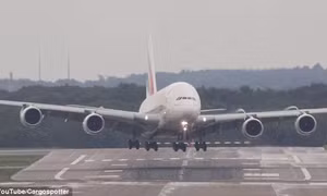 Xem Airbus-A380 tròng trành trong gió sân bay