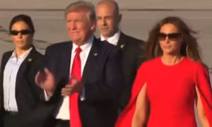 Tại sao Tổng thống Trump buông tay bà Melania?