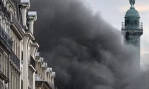Cháy lớn khách sạn sang trọng ở Paris 
