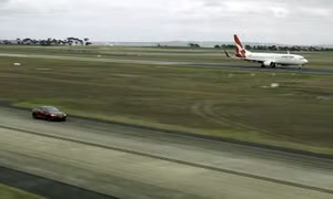 Cuộc đua ngoạn mục giữa xe điện Tesla và máy bay Boeing