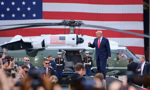 Trực thăng Marine One đưa Tổng thống Trump vào tận sân khấu giao lưu với binh sĩ Mỹ