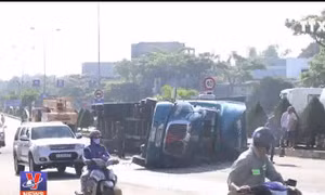 Lật xe container trên cầu vượt Hòa Cầm