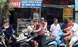 Nhiều cung bậc cảm xúc của phụ huynh chờ con ngoài phòng thi