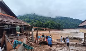 Trực thăng thả hàng cứu trợ người dân vùng lũ Nghệ An