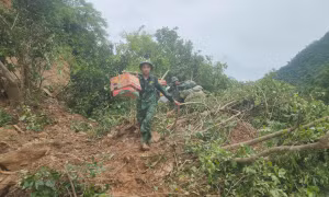 Bộ đội biên phòng Mường Ải hành quân bộ đến cấp phát lương thực cho nhân dân Mường Típ