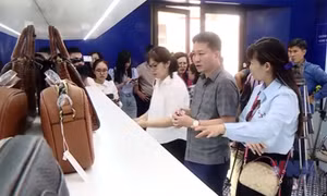 Trên 300 sản phẩm vi phạm được trưng bày để nhận diện