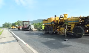 Làm rõ thông tin 'bất chấp trời mưa vẫn thảm bê tông nhựa'