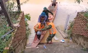Giải cứu thành công người phụ nữ mắc kẹt nhiều ngày do mưa lũ
