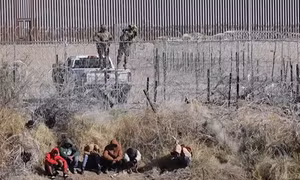 Lực lượng biên phòng Mỹ bắn hơi cay vào người di cư từ phía Mexico